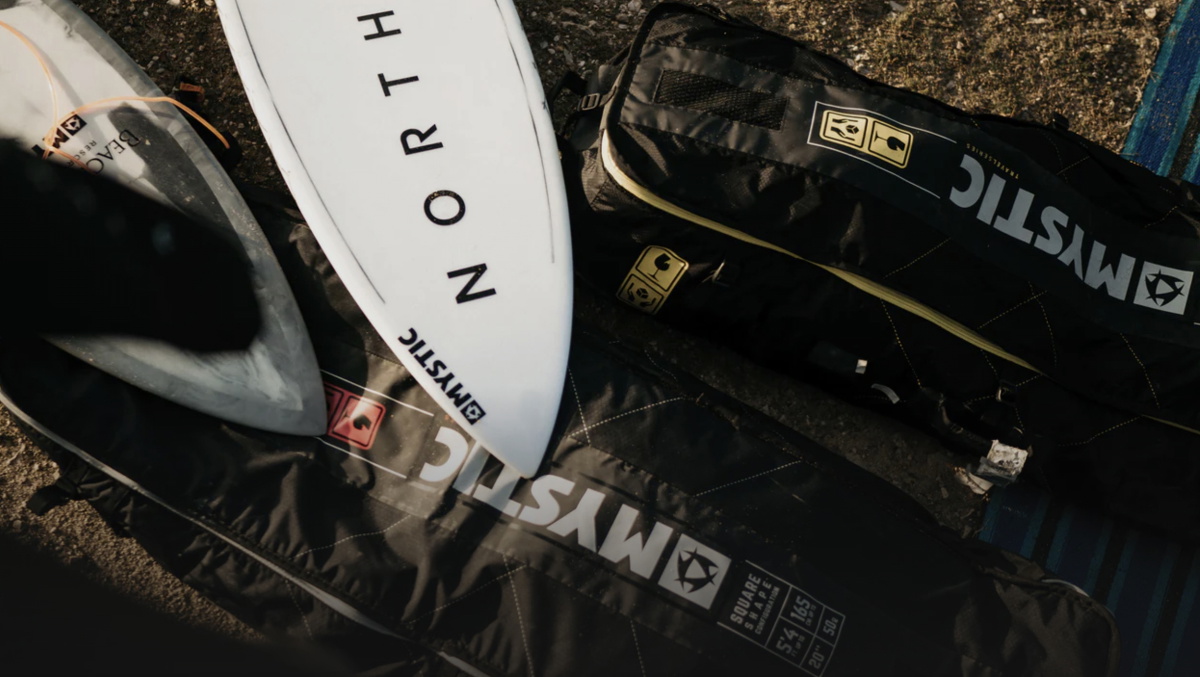 Gama de boardbags Mystic 2025 para tablas de surf, twintips, kites y material de foil