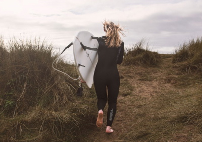 neopreno GUL de mujer en la playa