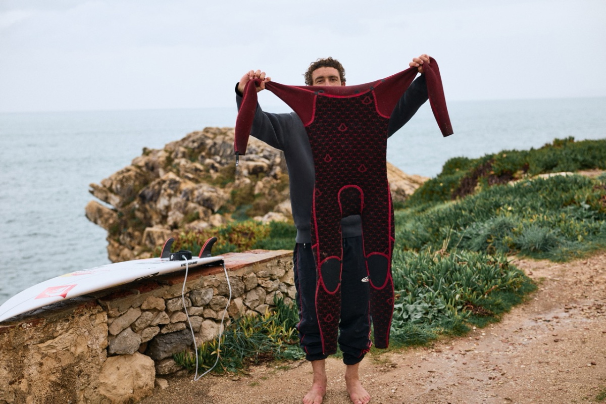 Surfista con neopreno Quiksilver con forro PrimaLoft Bio surfeando una ola