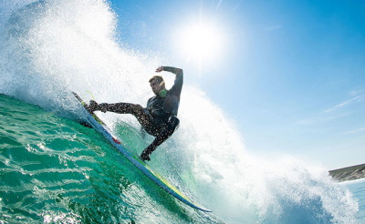 surfista comprobando el ajuste de su neopreno