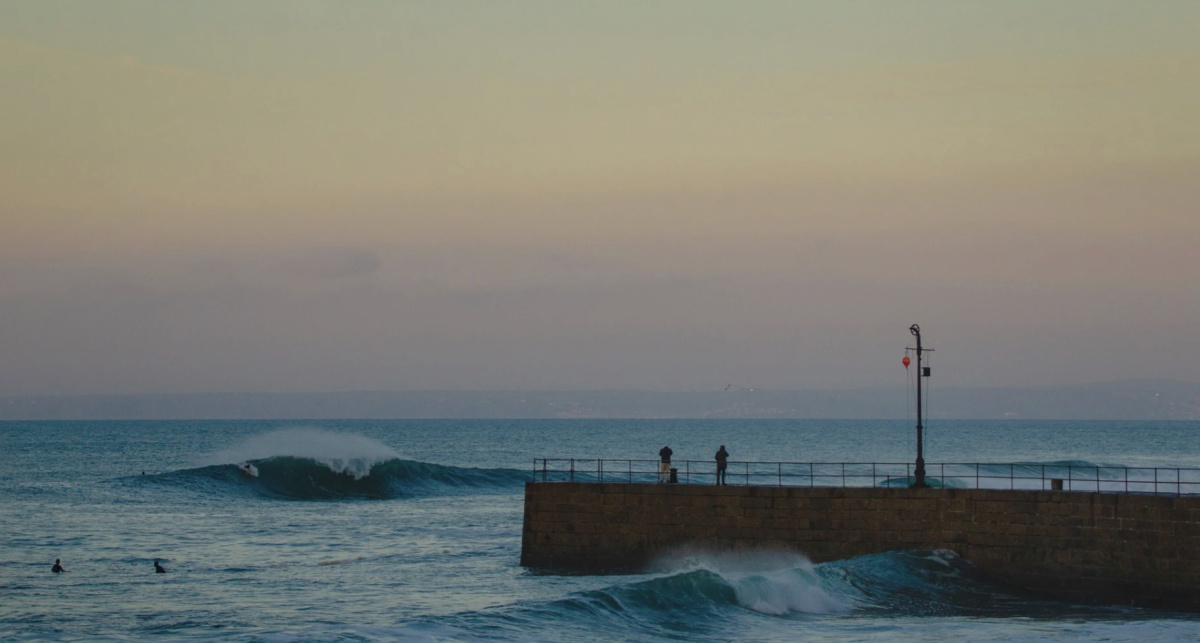 Surfista con traje de neopreno de invierno en la guía Wetsuit Outlet X Wavelength