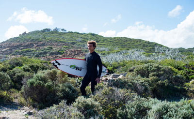 Surfista con un traje eco fabricado con materiales reciclados y sin neopreno
