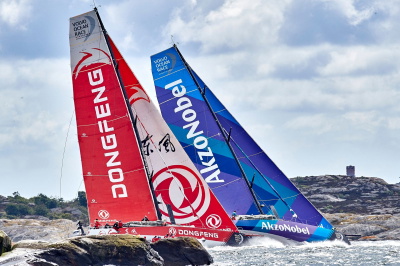 Barcos de vela ligera rodeando una boya del recorrido en una regata de competición