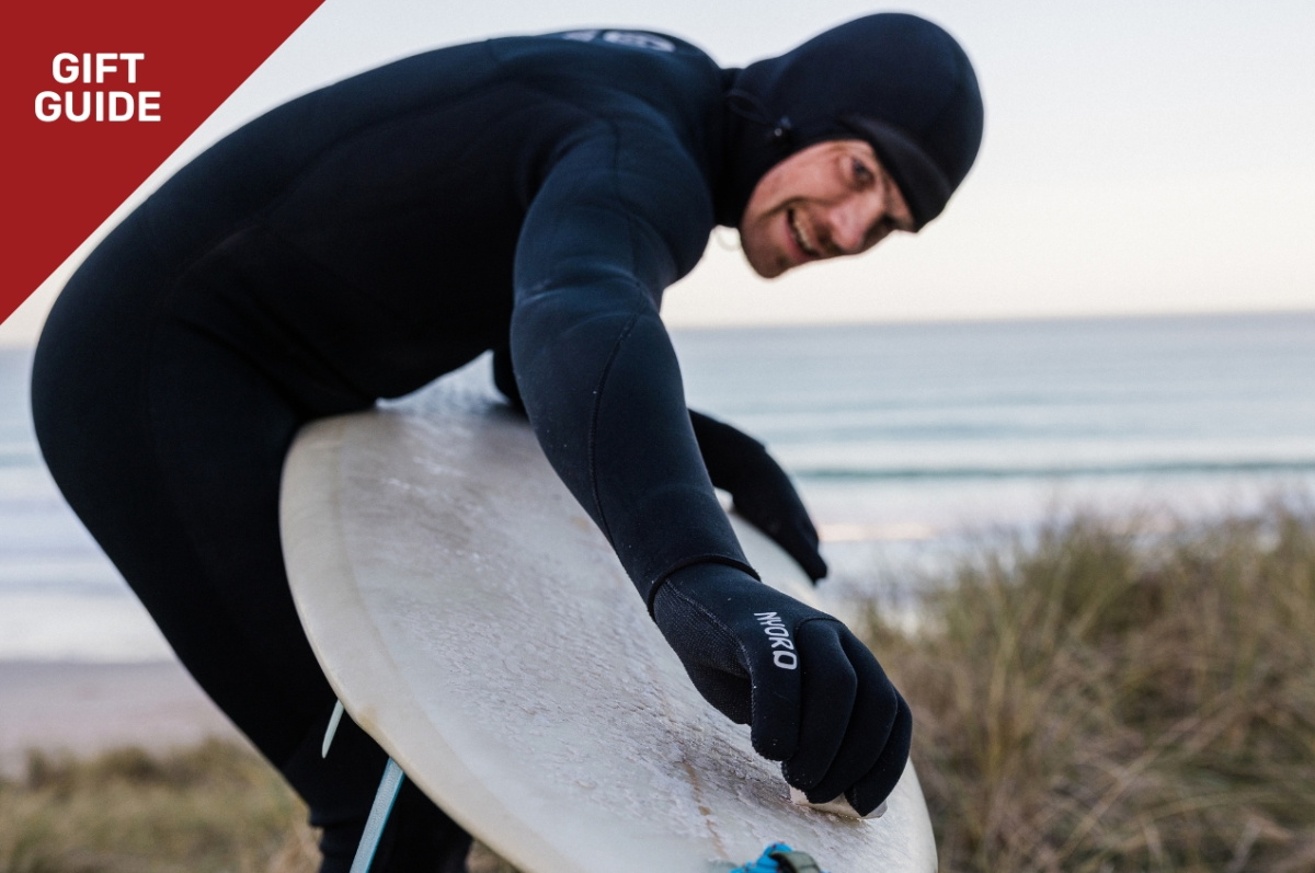 Accesorios de neopreno presentados como ideas de regalo para surfistas