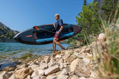 Kayak hinchable navegando en aguas tranquilas