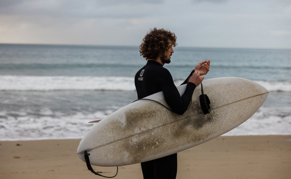 Surfista con un traje de neopreno Nyord