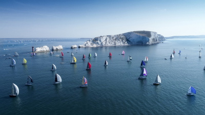 Veleros compitiendo alrededor de la Isle of Wight en la Round The Island Race