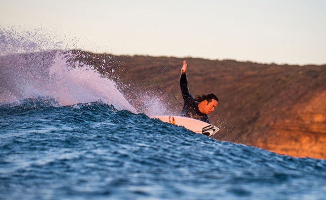 Surfista poniéndose un neopreno O'Neill Psycho One con cremallera trasera