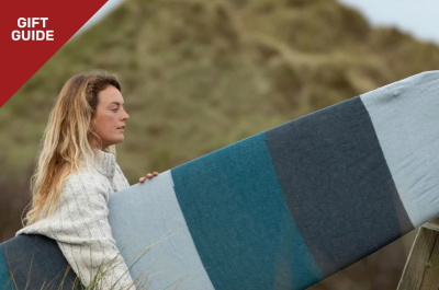 Guía de regalos Northcore para surfistas - poncho cambiador, funda de tabla y KeyPod