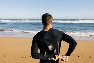 Neopreno de natación comparado con uno de surf