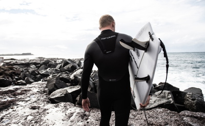 persona con tabla de surf