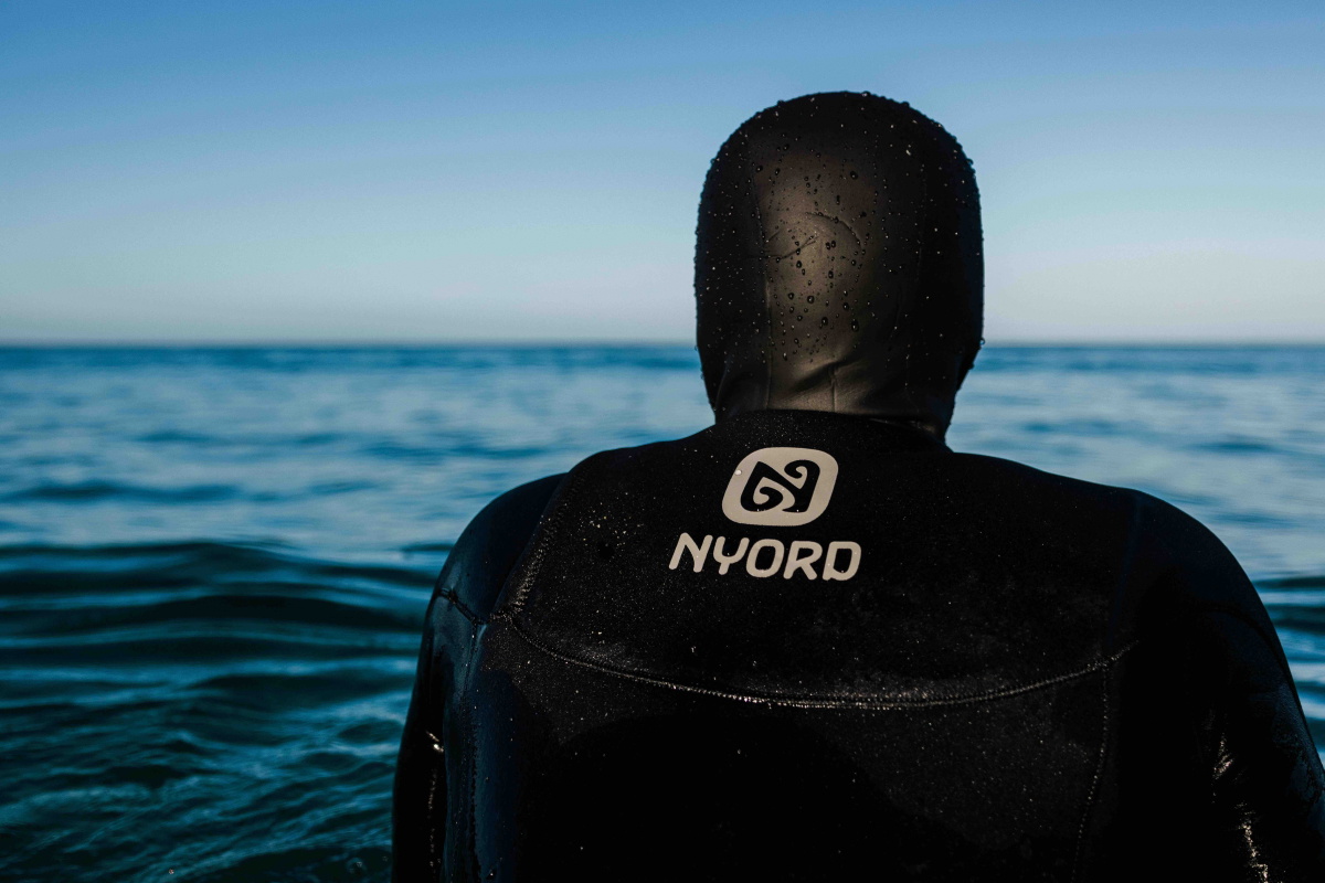 Surfista con un neopreno Nyord en la playa