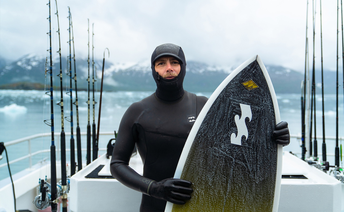 Surfista con un neopreno Billabong fabricado con jerseys, forros y espuma reciclados