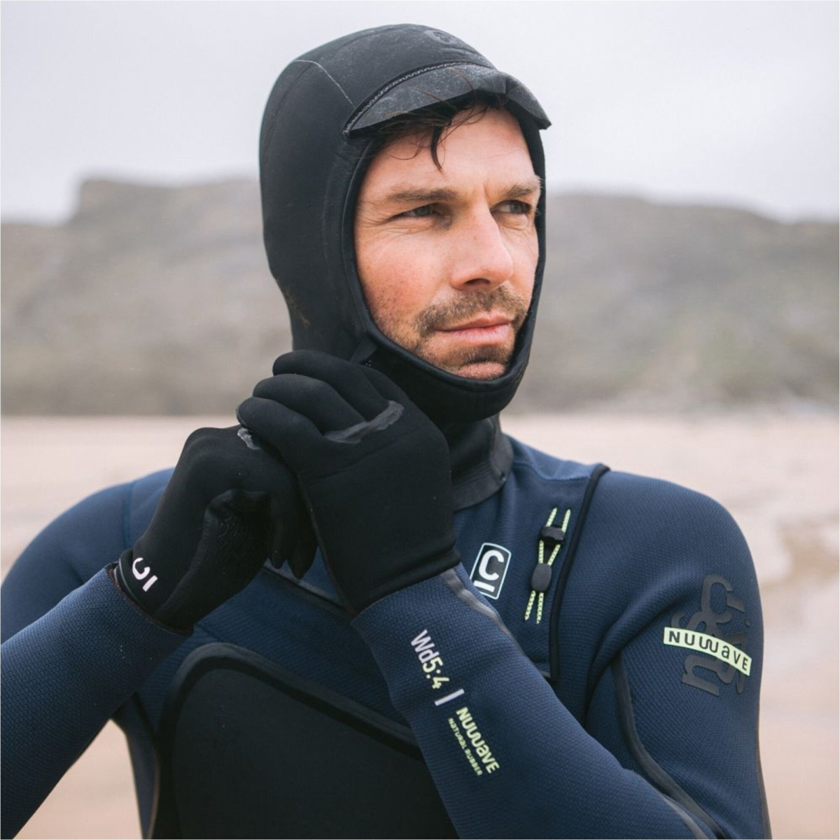 Neopreno C-Skins NuWave de caucho natural usado por un surfista en aguas frías
