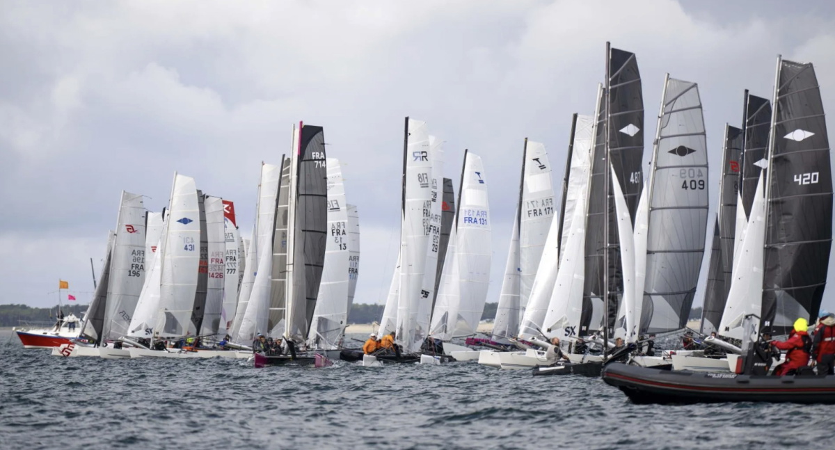 Catamaranes Hurricane 5.9 SX navegando en el Eurocat de Carnac, Francia
