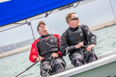Navegante con el traje seco Crewsaver Atacama Sport+ en el agua
