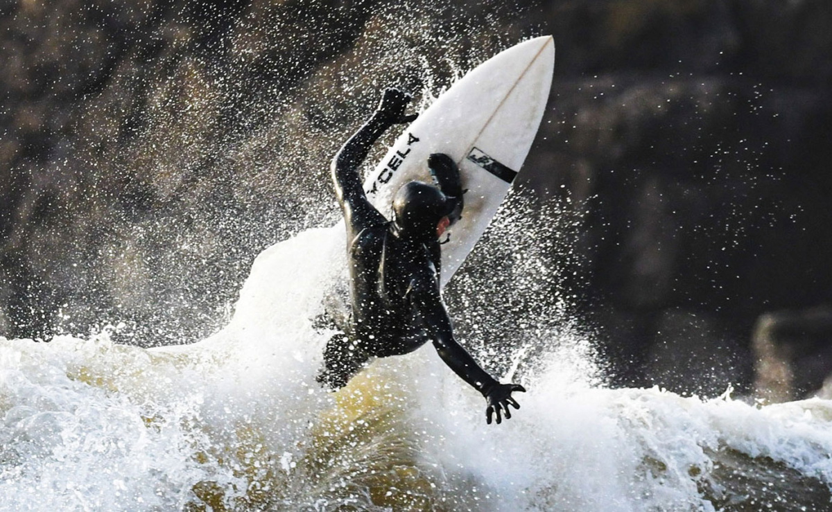 Surfista con un neopreno Billabong bien cálido