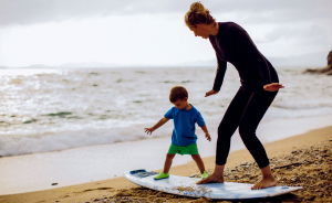 mum and child on a surfboardhttps://www.wetsuitoutlet.co.uk/images/blog/yg4jedz/blog-billabong-wetsuit.jpg