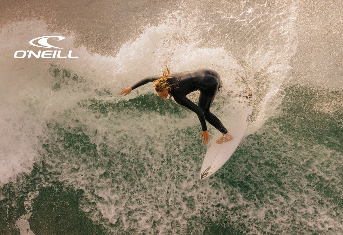 Surfista con un neopreno O'Neill en el agua