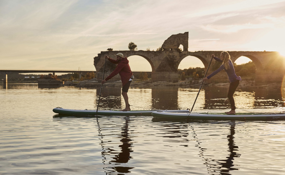 Practicantes de paddle surf sobre el agua