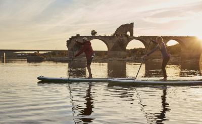 Practicantes de paddle surf sobre el agua